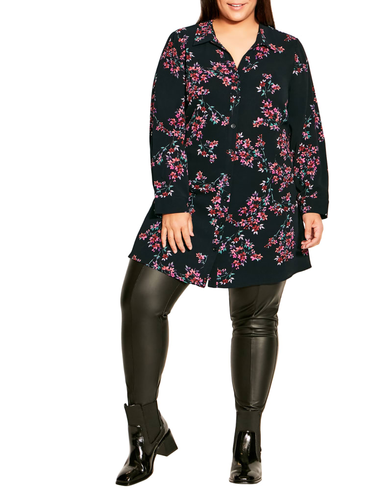 Front of a model wearing a size 18 SHIRT ASPEN PRT in Aspen Bloom by avenue. | dia_product_style_image_id:302827